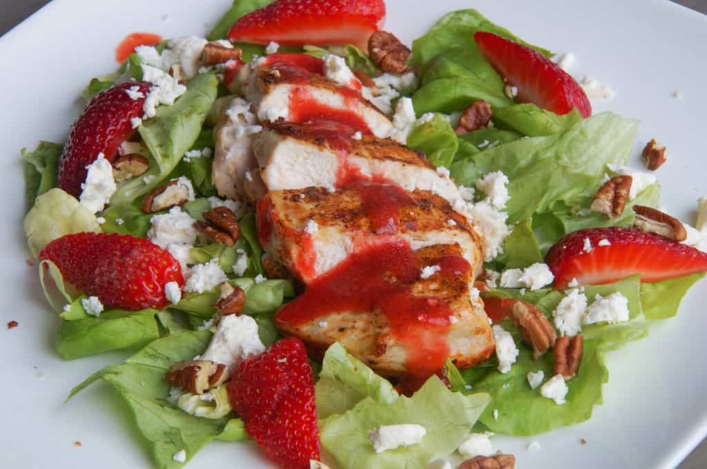 salade met gegrilde kip, aardbeien en feta-6