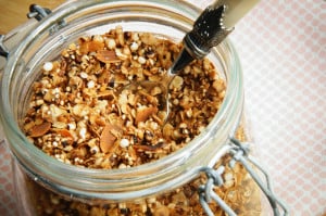 Smoothie bowl met quinoa granola