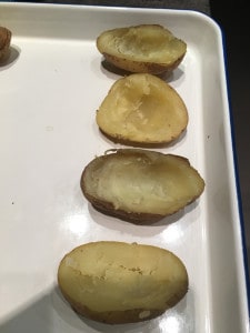 lamskroontje met korstje aardappelen gevuld met bloemkoolpuree