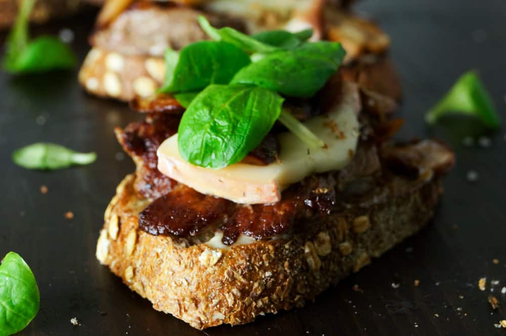 toast-met-steak-taleggio-zout-mierikswortelsaus