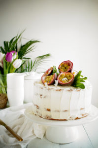 Cake met kokos, passievrucht curd & roomkaas glazuur