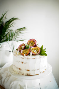 Cake met kokos, passievrucht curd & roomkaas glazuur