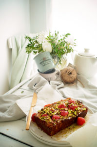 Havermoutcake met aardbeien en pistachenoten