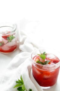 Limonade van rozebottelthee en aardbeien