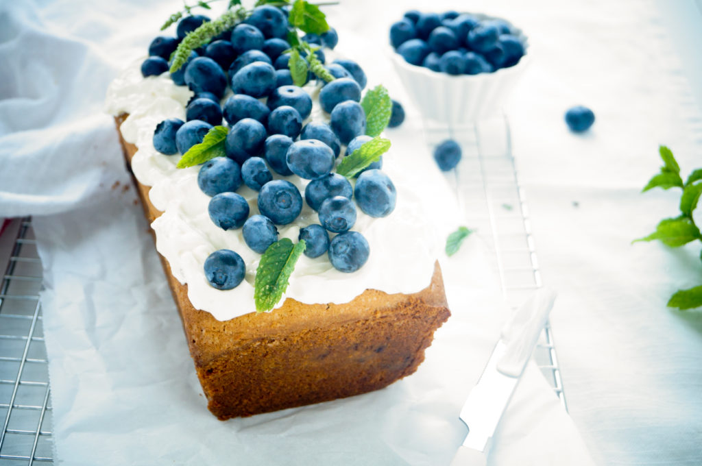 Cake met blauwe bessen en witte chocolade