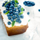 Cake met blauwe bessen en witte chocolade
