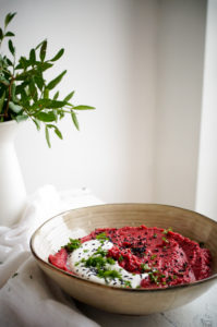 Falafel van bloemkool met rode bieten hummus