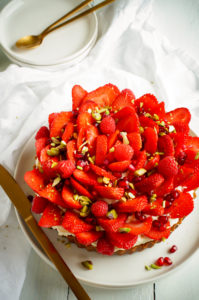 Frangipanetaart met pistache, frambozen en aardbeien
