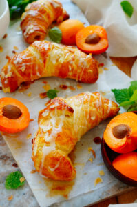 Croissants met perzik en abrikoos