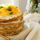Meringue taart met hazelnoten, mango en citroen