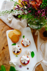 Zandkoekjes met confituur en meringue