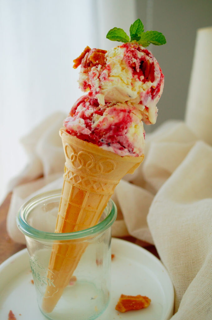 Mascarpone ijs met rabarber en aardbei