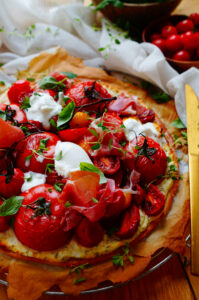 Pizza met tomaten