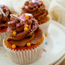 Cupcakes met chocolade en pindakaas