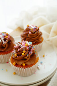 Cupcakes met chocolade en pindakaas