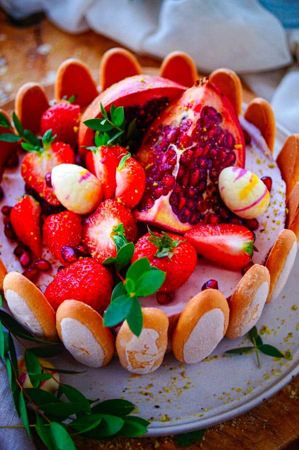 Charlotte taart met aardbeien & granaatappel