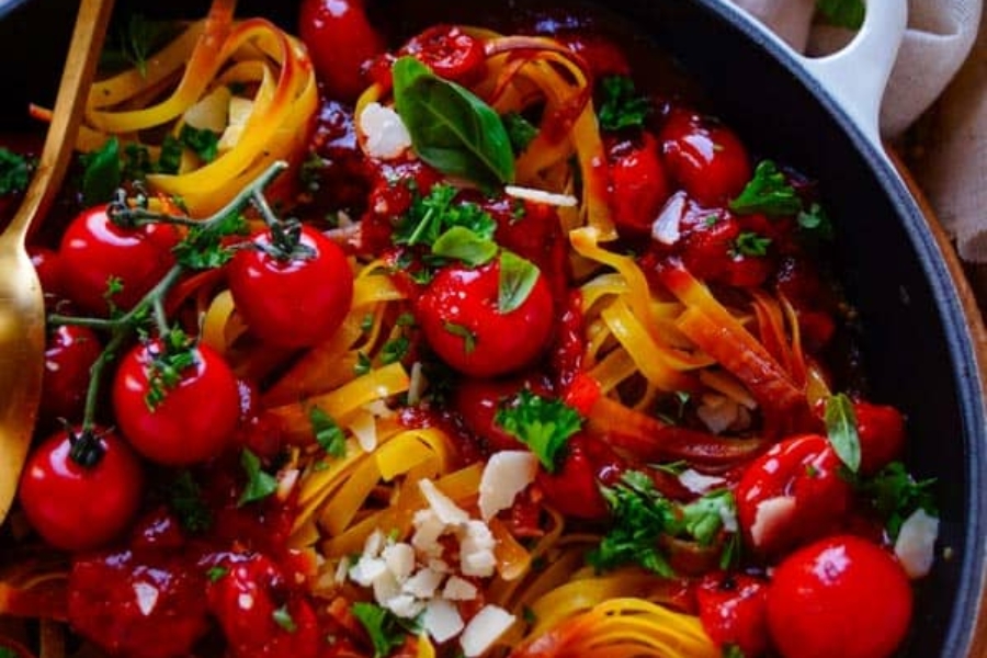 Gebakken pasta met tomaten & kikkererwten