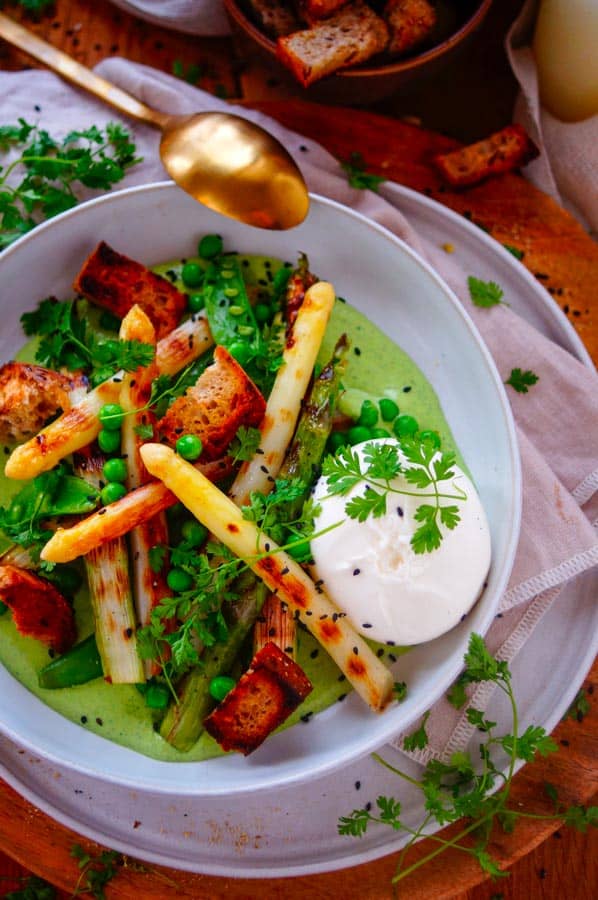 Salade met asperges, croutons en ricottacrème