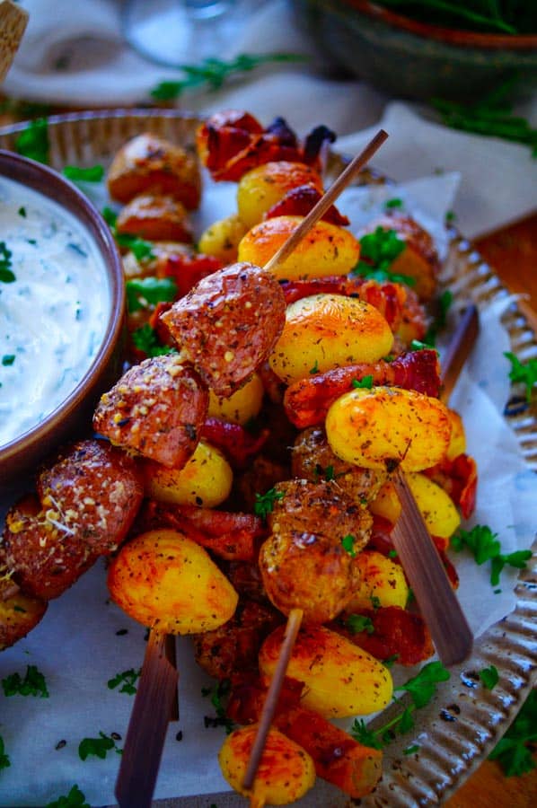 Aardappelspiesjes - gekookte krieltjes op een stokje met spek of Mediterraanse kruiden en spek. Origineel, super makkelijk en lekker voor op de barbecue