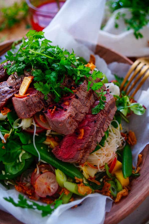 Lekkere en eenvoudige Thaise steak salade, ideaal als doordeweeks maaltijd of als barbecue gerecht.