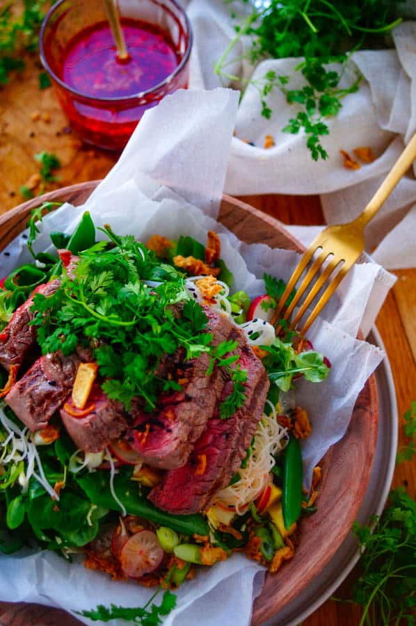 Lekkere en eenvoudige Thaise steak salade, ideaal als doordeweeks maaltijd of als barbecue gerecht.