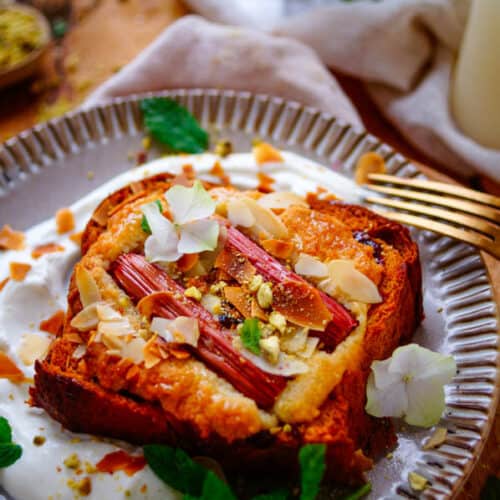 Brioche toast belegd met frangipane en rabarber ofwel een "Bostock", een origineel en snel te maken gerecht voor bij het ontbijt, brunch of als dessert.