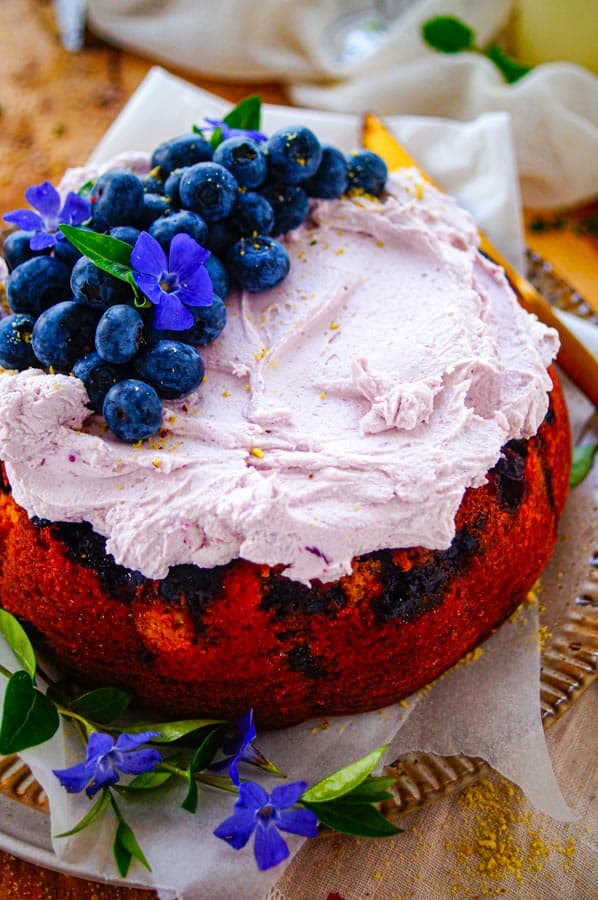 Citroencake met blauwe bessen. Een frisse lekkere citroencake met blauwe bessen afgewerkt met een heerlijke simpele crème op basis van mascarpone. Een makkelijk cake recept ideaal om gezellig te gaan bakken.