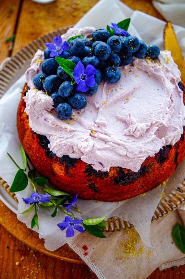Citroencake met blauwe bessen. Een frisse lekkere citroencake met blauwe bessen afgewerkt met een heerlijke simpele crème op basis van mascarpone. Een makkelijk cake recept ideaal om gezellig te gaan bakken. 
