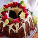 Oreo cake met frambozen. Een feestelijke cake met Oreo's, frambozen en roomkaas vulling. Een simpele en snel te maken cake ideaal voor iedere gelegenheid of het nu voor een verjaardagsfeestje is of voor op de koffie op zondag.