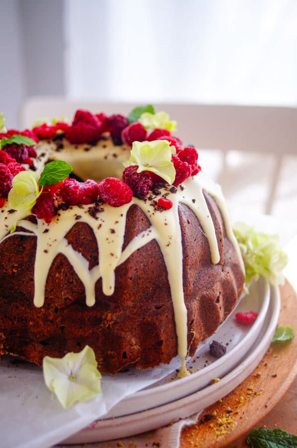 Oreo cake met frambozen. Een feestelijke cake met Oreo's, frambozen en roomkaas vulling. Een simpele en snel te maken cake ideaal voor iedere gelegenheid of het nu voor een verjaardagsfeestje is of voor op de koffie op zondag.