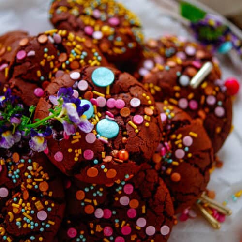 Brownie koekjes. De lekkerste en makkelijkste brownie koekjes met een snufje zeezout en feestelijke sprinkles. Verwacht je aan lekker veel chocolade, ideaal om samen te bakken met de kinderen.