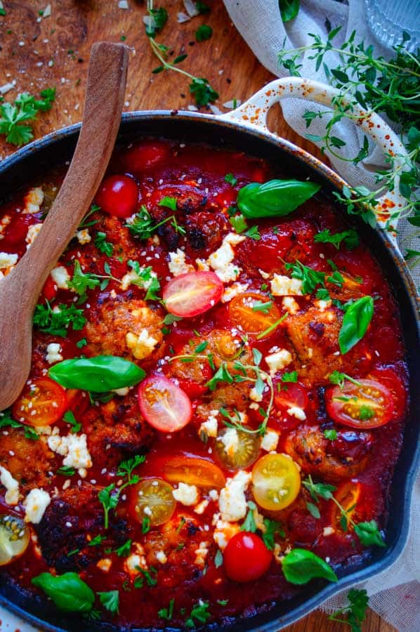 Griekse gehaktballetjes in tomatensaus. Heerlijke en makkelijk te maken griekse gehaktballetjes in tomatensaus, perfect als doordeweeks maaltijd dat je makkelijk kan meal preppen. Een receptje bomvol smaak, kruiden en feta