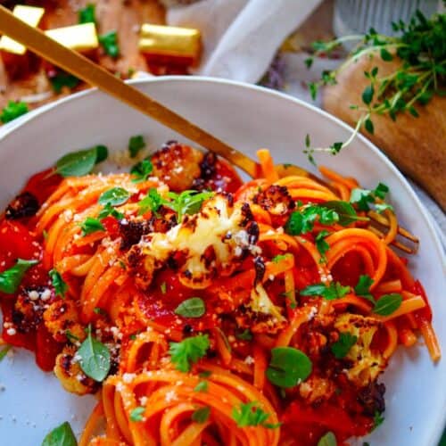 Heerlijk en snel te maken vegetarische spaghetti bolognese, een smaakvolle bolognaise saus zonder gehakt wel met krokante stukjes geroosterde bloemkool. Een gezond gerecht dat super snel klaar te maken is en ook ideaal om te meal preppen.