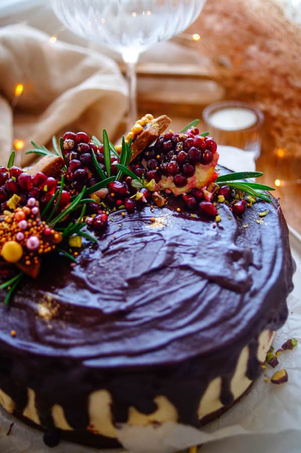 Christmas is coming en deze chocoladetaart met marsepein is het ideale feestelijke dessert. Deze taart bestaat uit een smeuige simpele chocoladecake, een romige mousse van marsepein en een chocolate drip. Dit receptje kan je trouwens makkelijk op voorhand al maken ideaal voor de feestdagen.