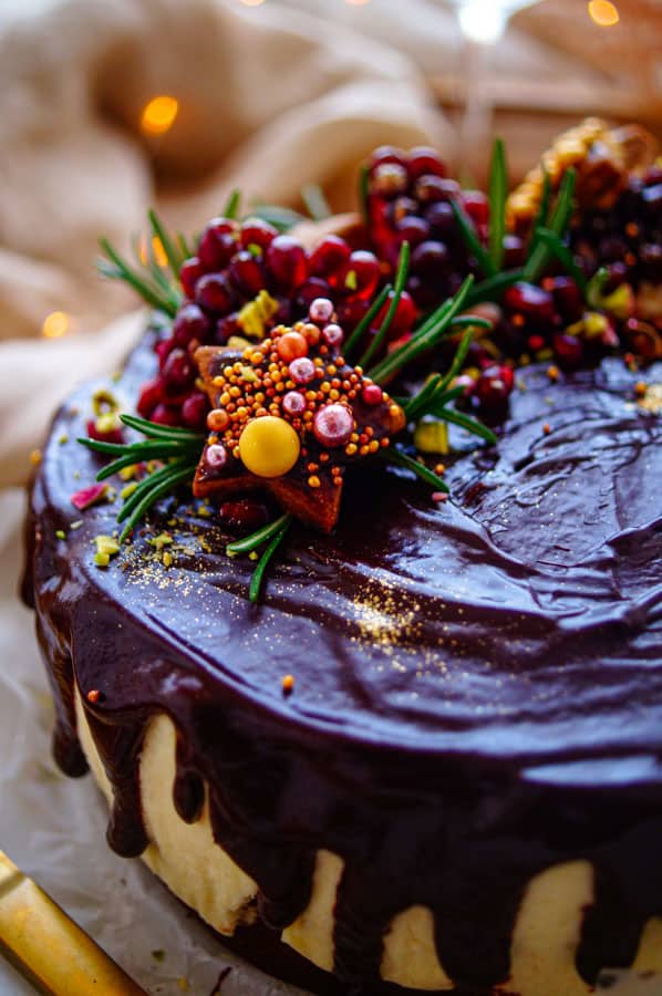 Christmas is coming en deze chocoladetaart met marsepein is het ideale feestelijke dessert. Deze taart bestaat uit een smeuige simpele chocoladecake, een romige mousse van marsepein en een chocolate drip. Dit receptje kan je trouwens makkelijk op voorhand al maken ideaal voor de feestdagen.