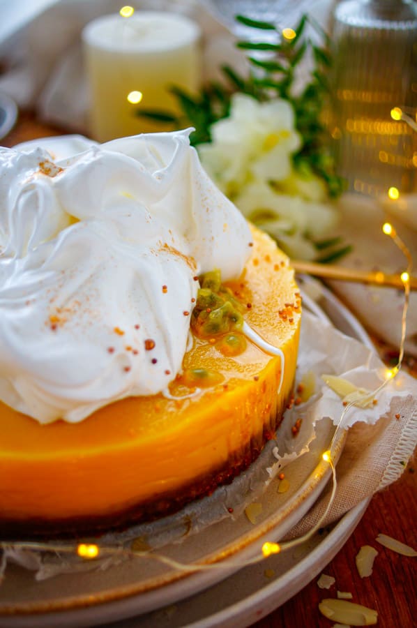Christmas is coming en een feestelijk dessertje op je feestmenu hoort daar natuurlijk bij. Deze feestelijke citroentaart met passievrucht en meringue is het ideale toetje voor je kerstmenu. Een echte showstopper die toch eenvoudig en makkelijk te maken is.