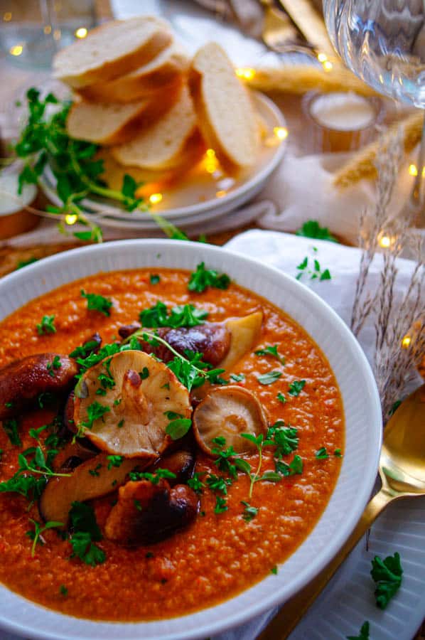 Deze heerlijke eenvoudige champignonsoep met rode pesto is het ideaal voorgerecht voor op je kerstmenu. Lekker, licht, snel te maken en je kan de soep de dag voordien al makkelijk maken. De succes elementen voor de feestdagen.