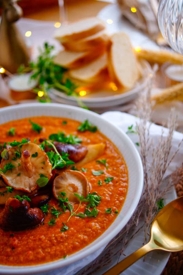 Deze heerlijke eenvoudige champignonsoep met rode pesto is het ideaal voorgerecht voor op je kerstmenu. Lekker, licht, snel te maken en je kan de soep de dag voordien al makkelijk maken. De succes elementen voor de feestdagen.