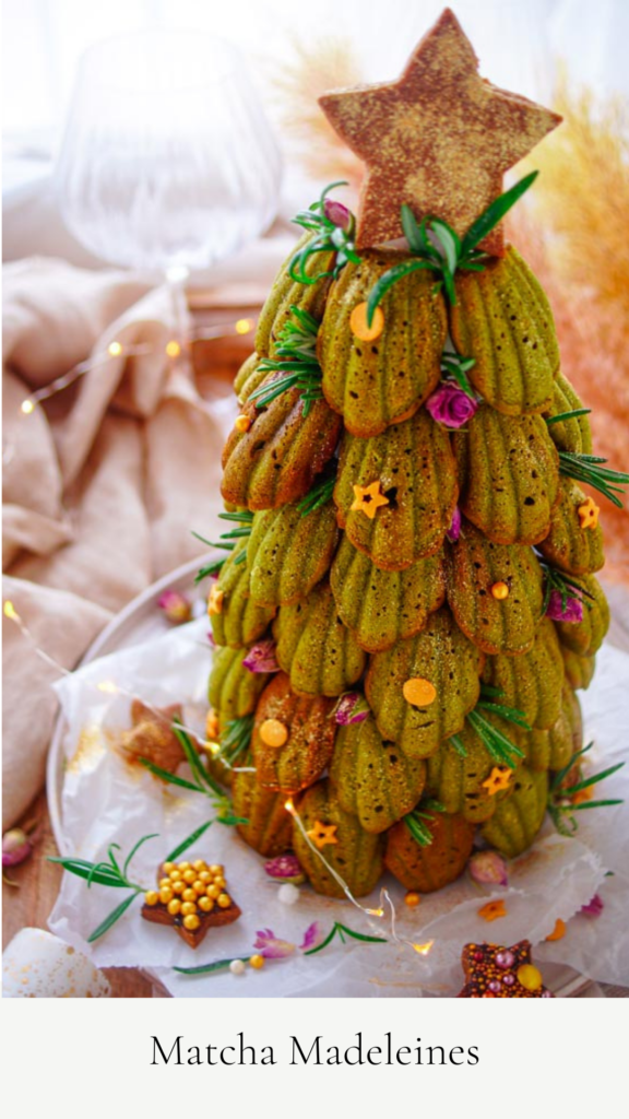 Deze Matcha madeleines zijn heerlijk bij de koffie en je kan ze eenvoudig omtoveren tot een feestelijke kerstboom.