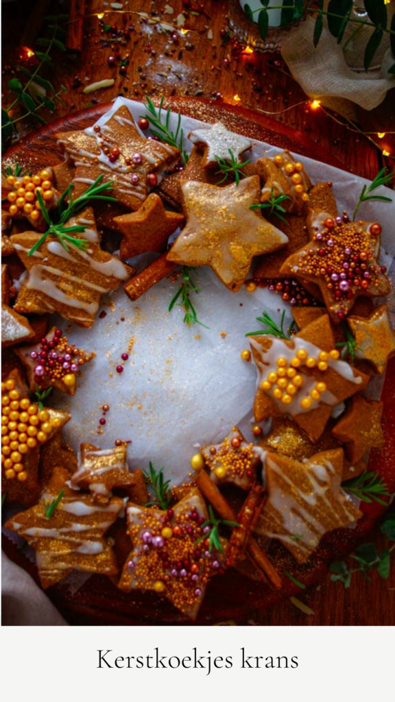 Kerstkoekjes krans
Een heerlijke combinatie van typische gingerbread koekjes en honing-sinaaskoekjes in de vorm van een krans