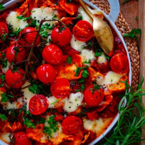 Deze ravioli ovenschotel is een echt winters comfort food gerecht dat je makkelijk op voorhand kan maken. Pasta, tomatensaus, groentjes en kaas wat heb je nu nog meer nodig. Een ideaal doordeweeks recept dat je eenvoudig vegetarisch kan maken.