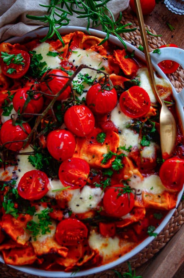 Deze ravioli ovenschotel is een echt winters comfort food gerecht dat je makkelijk op voorhand kan maken. Pasta, tomatensaus, groentjes en kaas wat heb je nu nog meer nodig. Een ideaal doordeweeks recept dat je eenvoudig vegetarisch kan maken. 