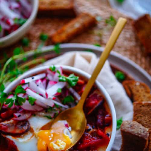 Deze Spaanse eieren met chorizo is een gerechtje dat je op eender welk moment van de dag kan serveren of het nu als ontbijt, lunch of avondmaal is. In een heerlijke tomatensaus bomvol groentjes en stukjes chorizo gaan we eitjes pocheren net zoals bij een shakshuka.