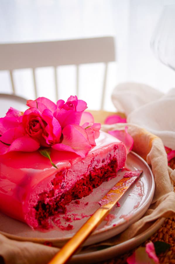 Deze chocolademouse taart is het ultieme Valentijns cadeautje, een lekker cadeautje. De bodem van deze taart bestaat uit red velvet cake, daarover komt een super snelle chocomousse op basis van roze Ruby chocolade afgewerkt met een spiegelglazuur