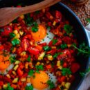Deze eieren met ratatouille en chorizo is een ideale gezonde doordeweekse maaltijd. Een gemakkelijk en snel te maken eenpansgerecht dat je ook nog eens op voorhand kan maken. Door de chorizo weg te laten kan je er eenvoudig een vegetarisch receptje van maken.