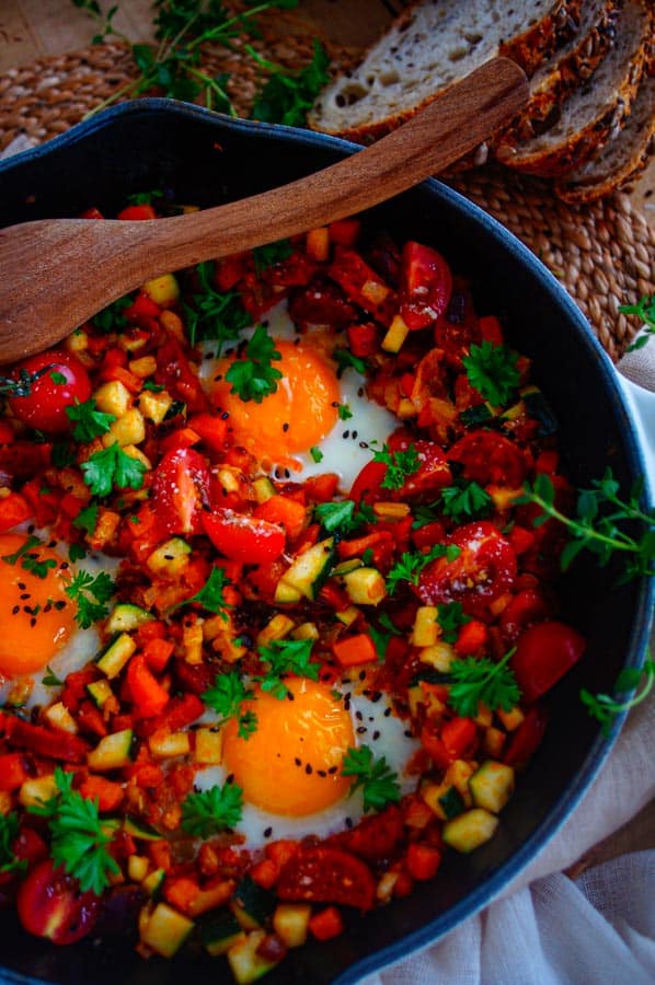 Deze eieren met ratatouille en chorizo is een ideale gezonde doordeweekse maaltijd. Een gemakkelijk en snel te maken eenpansgerecht dat je ook nog eens op voorhand kan maken. Door de chorizo weg te laten kan je er eenvoudig een vegetarisch receptje van maken.