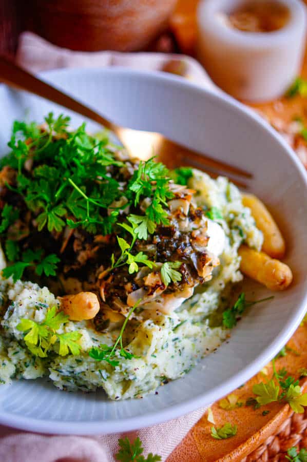 Dit receptje van schelvis met kruidenpuree en asperges is de lente op je bord. Een makkelijk doordeweekse maaltijd dat je ook nog eens grotendeels op voorhand kan maken. De schelvis krijgt een lekker krokant noten-kruiden korstje