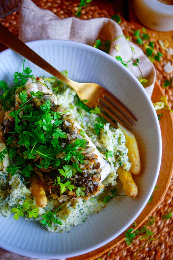 Dit receptje van schelvis met kruidenpuree en asperges is de lente op je bord. Een makkelijk doordeweekse maaltijd dat je ook nog eens grotendeels op voorhand kan maken. De schelvis krijgt een lekker krokant noten-kruiden korstje