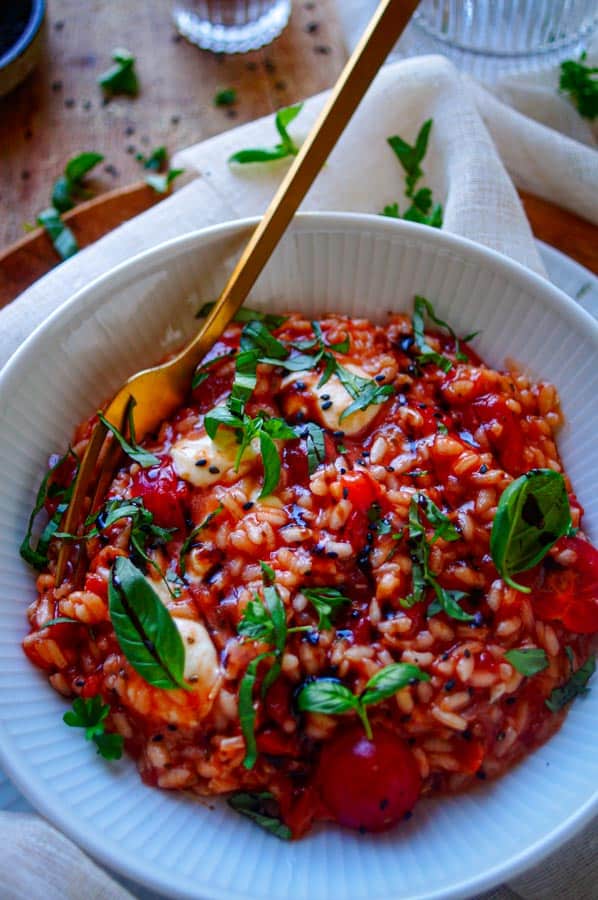 Deze vegetarische risotto caprese is een perfect doordeweekse maaltijd. Een gemakkelijke en snel te maken receptje bestaande uit rijst, tomaten, mozzarella en basilicum. Met mijn tips kan ie trouwens niet mislukken!