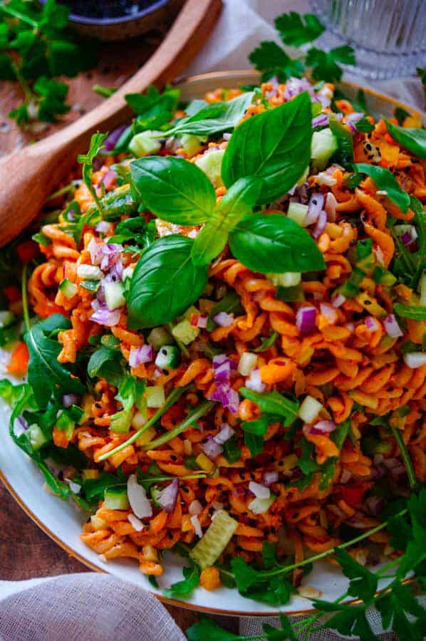 Deze pastasalade met rode pesto is een ideaal bijgerecht voor bij je volgende barbecue of zomerse picknick. Wat deze pasta zo lekker maakt is de heerlijk romige rode pesto saus gemaakt met ricotta of mascarpone. Verder voegen we nog lekker veel groentjes toe.